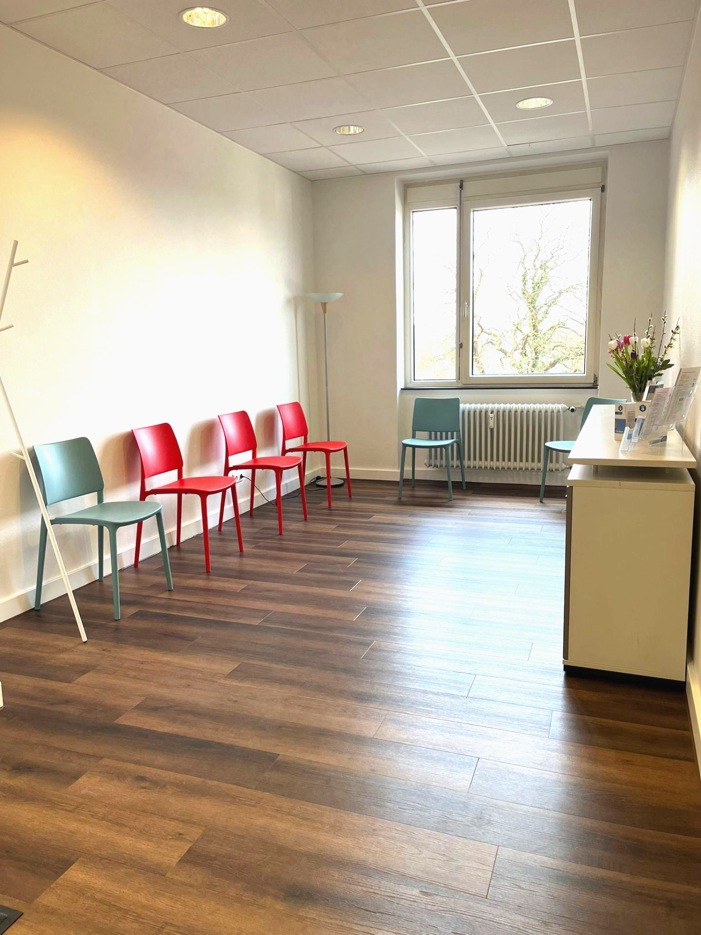 Wartezimmer des Wundzentrums mit Tageslicht und Blick ins Grüne