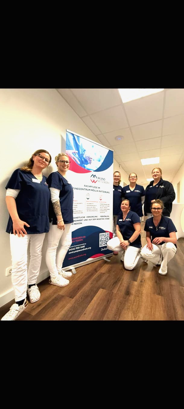 Das Team des Wundzentrums Mölln-Ratzeburg vor dem Wundnetzwerk-Banner
